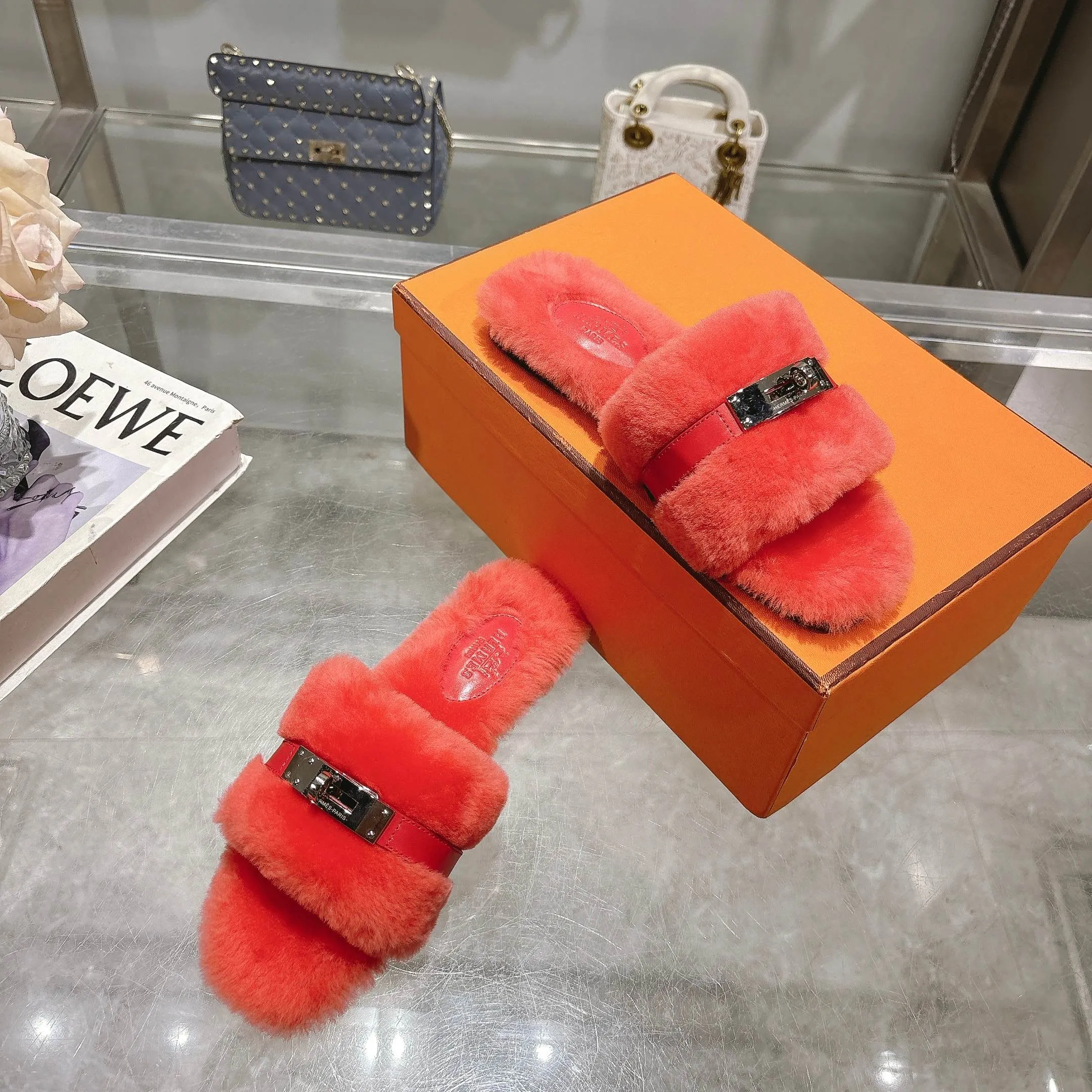 👟👟Ex-factory price 500👟👟 Purchasing agent level Hermes Hermès second uncle hair slippers are in stock all year round. 2025 new and new colors official website, Xiaohongshu synchronizes the latest color matching Hermès hot models are hot online, upgraded workmanship, high quality! Fashionable small wool H-trailers, autumn and winter style flat-soled wool mop, can be customized without standard, non-refundable and non-exchangeable. Fabric: Imported lamb's roll real wool. Lining: Imported lamb's roll real wool. Outsole: Genuine leather outsole. Size: 35-43, [Note: 41, 42, 43 customized]
